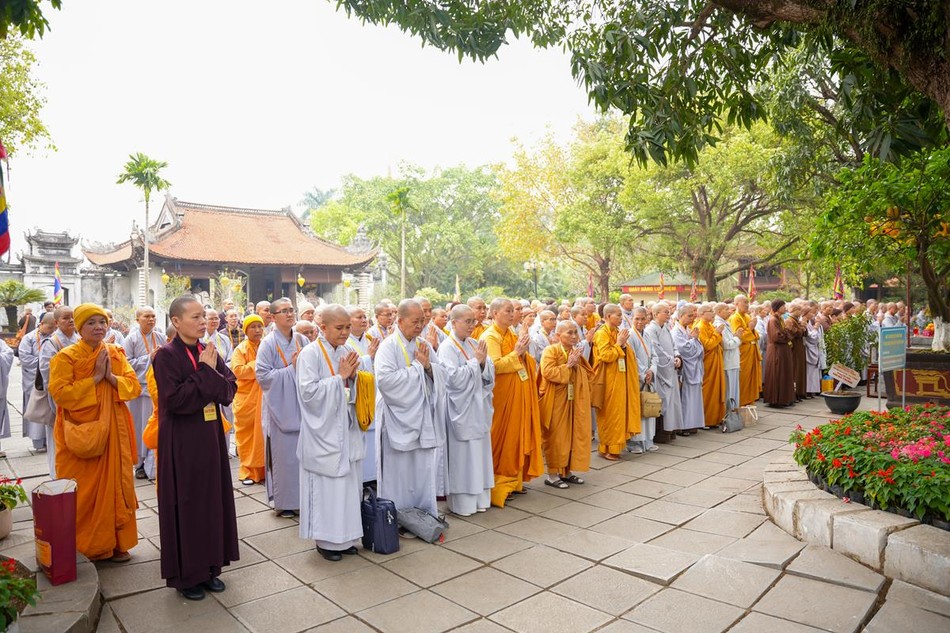 Chư Ni thành kính đảnh lễ tại Đền Hai Bà Trưng