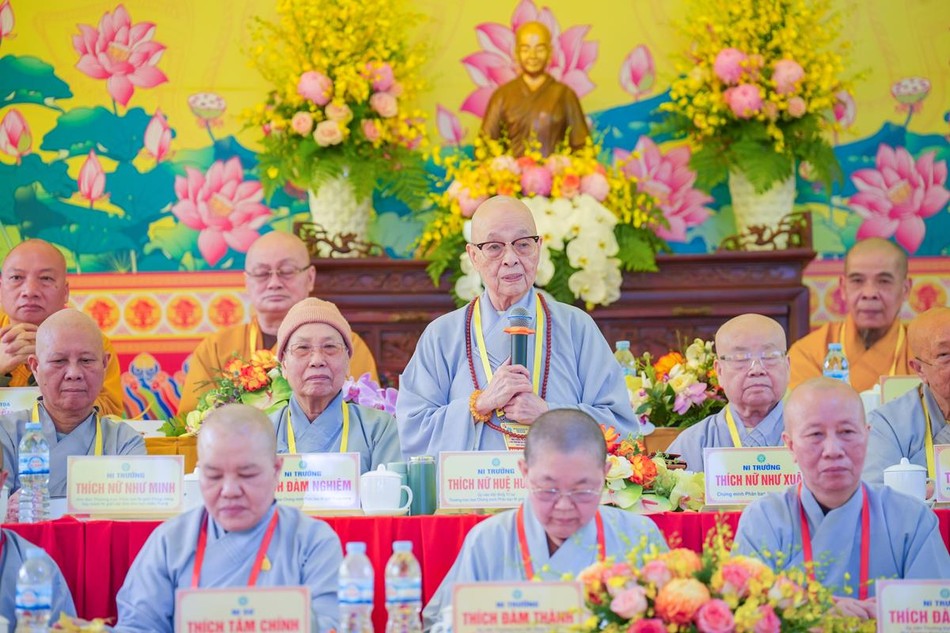 Ni trưởng Thích nữ Huệ Hương ban đạo từ Ni trưởng Thích nữ Huệ Hương ban đạo từ