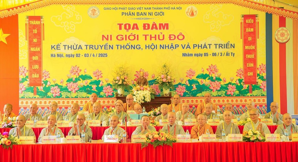 Chư tôn đức chứng minh và chư Ni chủ tọa đoàn Chư tôn đức chứng minh và chư Ni chủ tọa đoàn