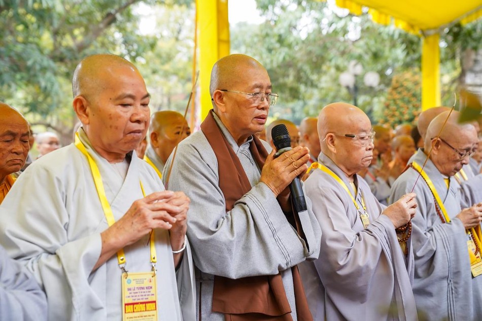 Hà Nội: Phân ban Ni giới T.Ư dâng hương Đức Thánh Tổ Ni Đại Ái Đạo và chư Ni tiền bối tại chùa Kim Liên ảnh 15