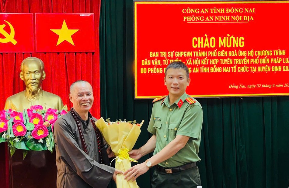 Đại diện Phòng An ninh nội địa trao hoa cảm ơn Thượng tọa Thích Minh Trí
