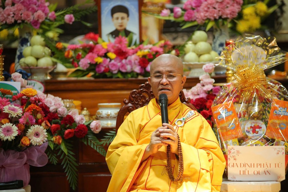 Thượng tọa Thích Quảng Hiền sách tấn Thượng tọa Thích Quảng Hiền sách tấn
