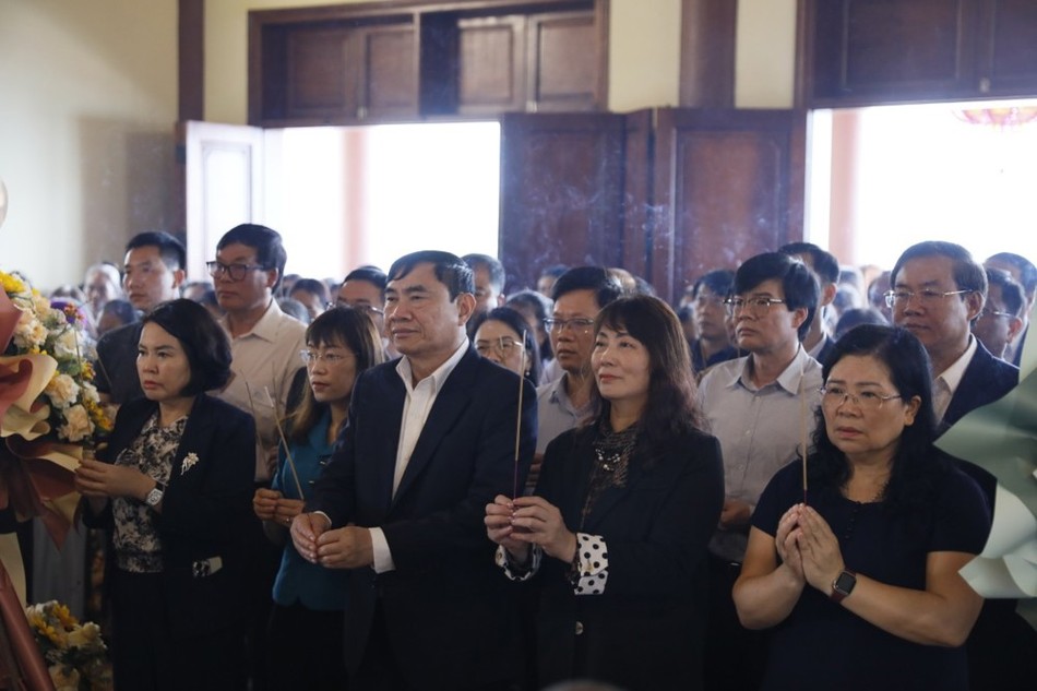 Đại diện các cơ quan dâng hương tưởng niệm Đại diện các cơ quan dâng hương tưởng niệm