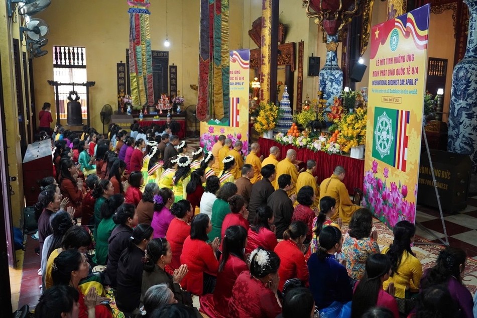 Khóa lễ trì tụng kinh Bát-nhã tại chùa Quán Sứ nhân Ngày Phật giáo Quốc tế (8-4) Khóa lễ trì tụng kinh Bát-nhã tại chùa Quán Sứ nhân Ngày Phật giáo Quốc tế (8-4)