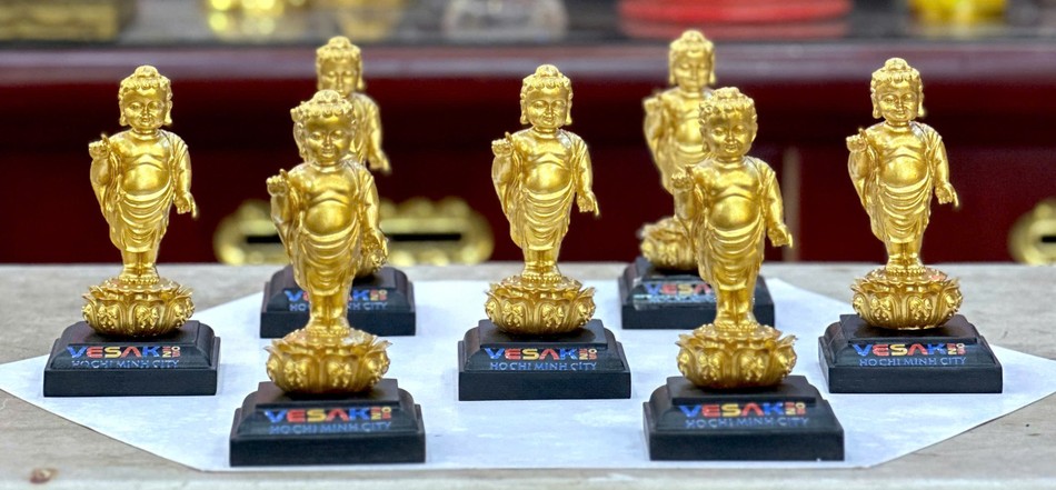 Tôn tượng kim thân Đức Phật sơ sinh có chiều cao 10 cm do Ban Kinh tế-Tài chánh TP.HCM thiết kế và phát hành Tôn tượng kim thân Đức Phật sơ sinh có chiều cao 10 cm do Ban Kinh tế-Tài chánh TP.HCM thiết kế và phát hành