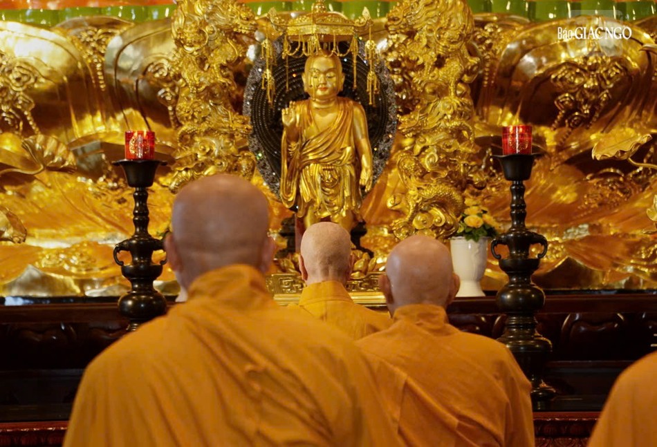 Đức Đệ tứ Pháp chủ GHPGVN cùng chư vị giáo phẩm đảnh lễ Tam bảo