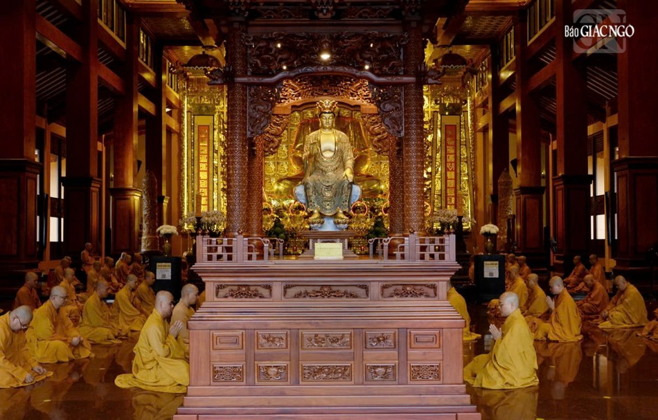 Chư Tăng vân tập định kỳ thính giới, cùng nhắc nhở nhau về giới pháp của hành giả xuất gia