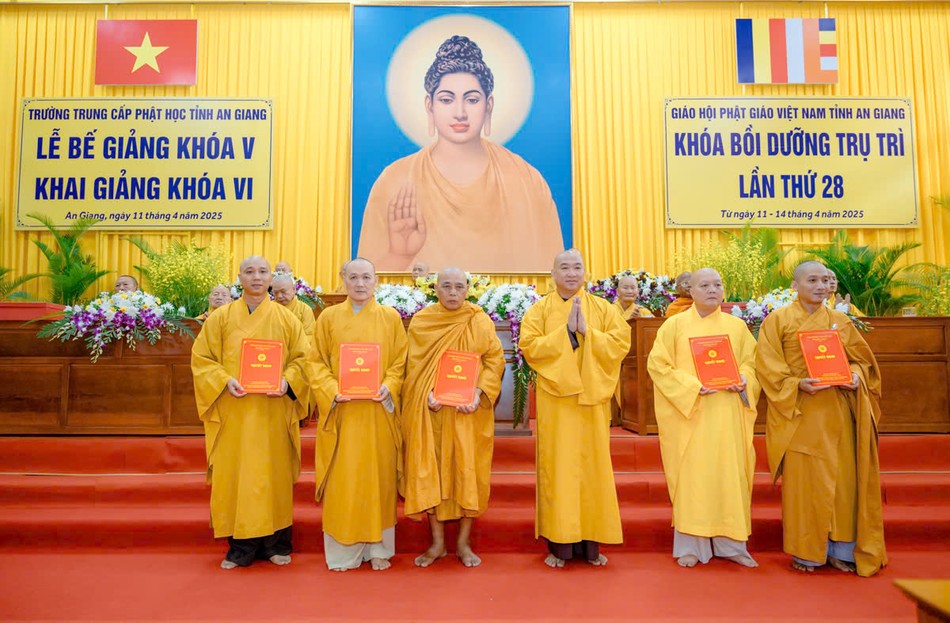 Thượng Thích Phước Nguyên, Phó Tổng Thư ký Hội đồng Trị sự kiêm Chánh Văn phòng II T.Ư trao quyết định nhân sự đến chư tôn đức Thượng Thích Phước Nguyên, Phó Tổng Thư ký Hội đồng Trị sự kiêm Chánh Văn phòng II T.Ư trao quyết định nhân sự đến chư tôn đức