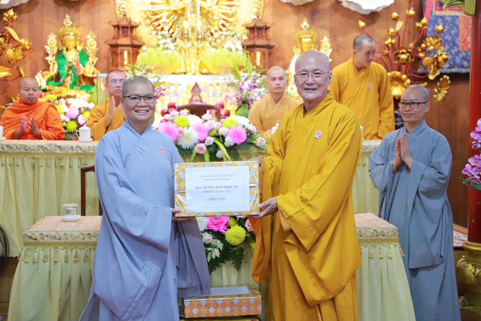 Hòa thượng Thích Chơn Không trao quà của Ban Hướng dẫn Phật tử đến Ni sư Thích nữ Huệ Đức, trụ trì Quan Âm tu viện Hòa thượng Thích Chơn Không trao quà của Ban Hướng dẫn Phật tử đến Ni sư Thích nữ Huệ Đức, trụ trì Quan Âm tu viện