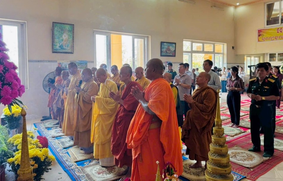 Chư tôn đức và đại diện chính quyền cử hành nghi thức thức dâng hương lễ Phật, cầu nguyện một năm mới bình an