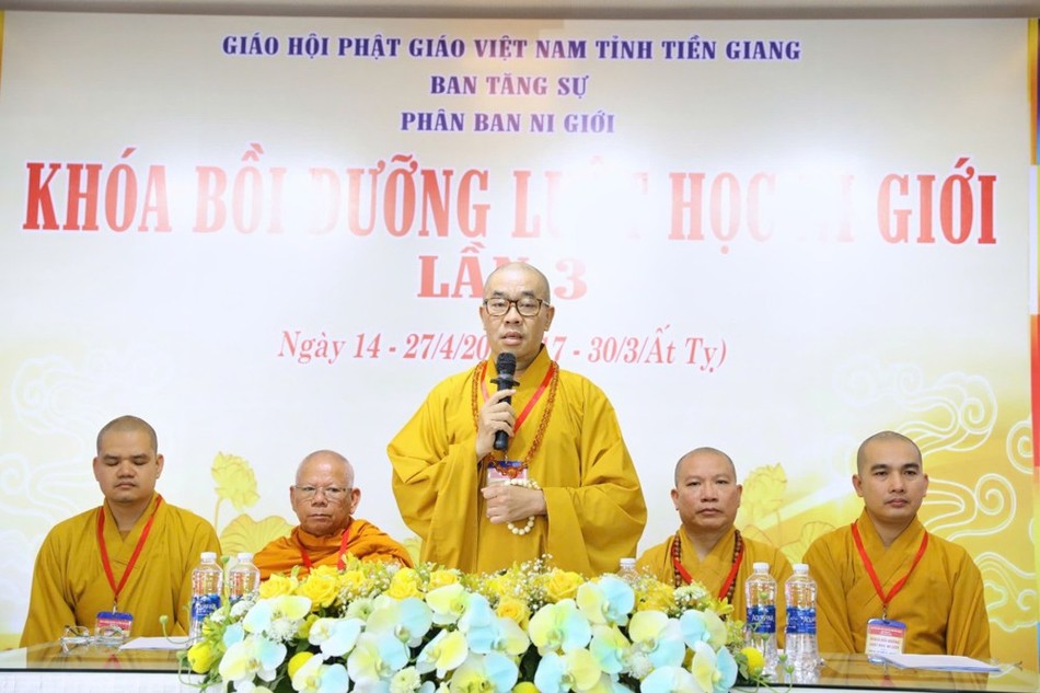 Thượng tọa Thích Quảng Lộc đạo từ tại buổi khai mạc khóa học Thượng tọa Thích Quảng Lộc đạo từ tại buổi khai mạc khóa học