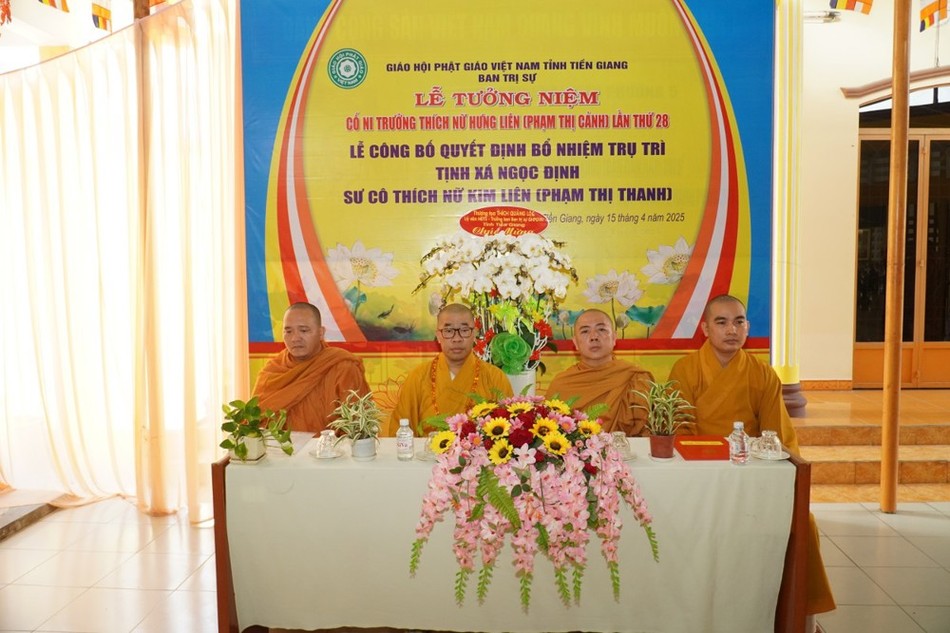 Chư tôn đức chứng minh và tham dự buổi lễ Chư tôn đức chứng minh và tham dự buổi lễ