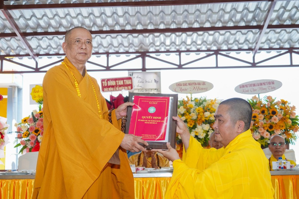 Hòa thượng Thích Phước Minh trao quyết định bổ nhiệm trụ trì cho Đại đức Thích Đồng Pháp Hòa thượng Thích Phước Minh trao quyết định bổ nhiệm trụ trì cho Đại đức Thích Đồng Pháp
