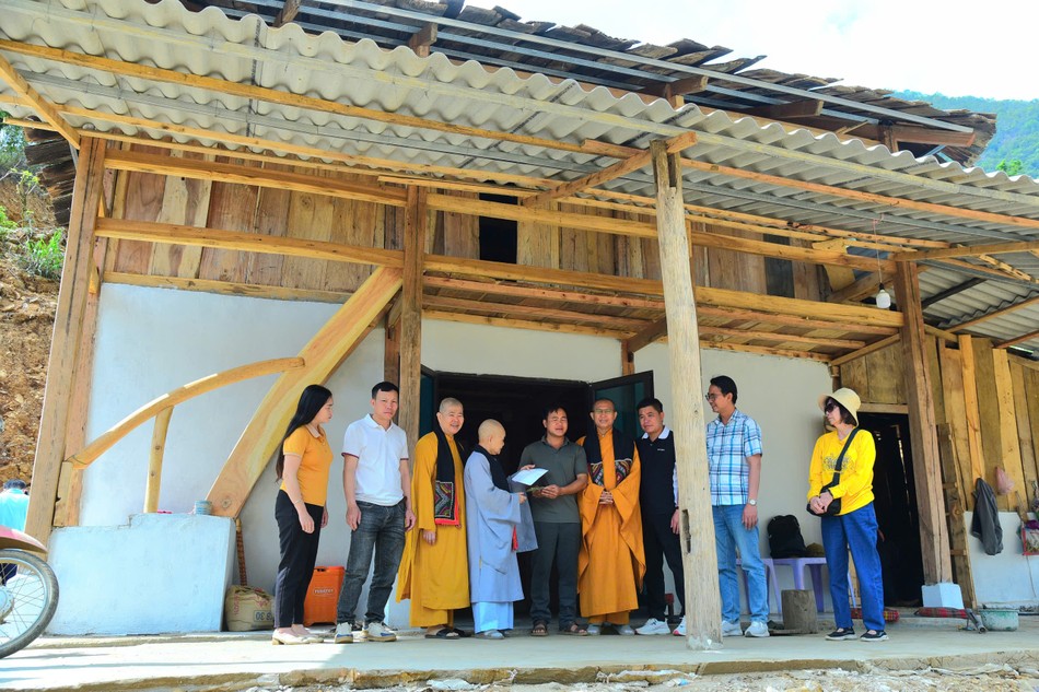 Bàn giao nhà đến hộ nghèo Bàn giao nhà đến hộ nghèo