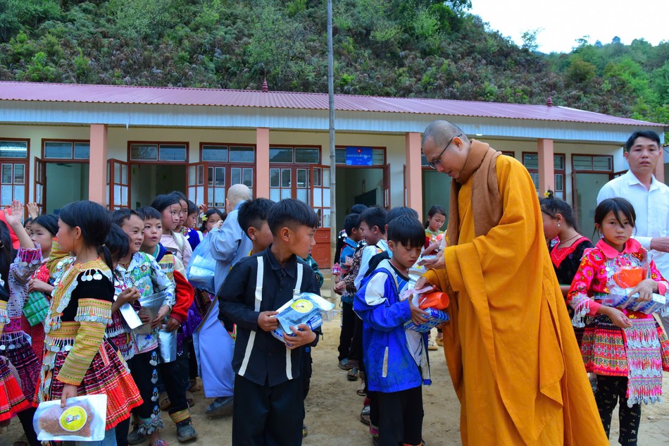 Đoàn trao quà cho học sinh Trường Trung học Cơ sở Ngọc Chiến Đoàn trao quà cho học sinh Trường Trung học Cơ sở Ngọc Chiến