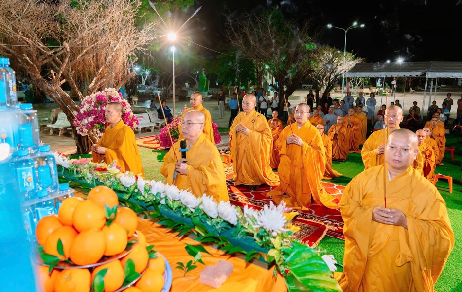 Chư tôn đức cử hành niêm hương bạch Phật Chư tôn đức cử hành niêm hương bạch Phật