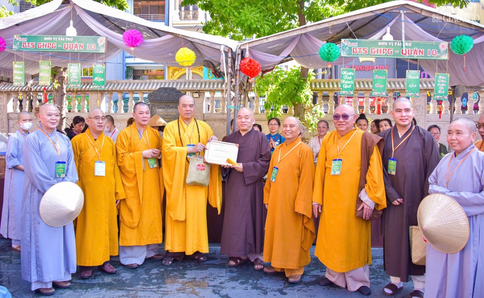 Ban Tổ chức trao Bằng tri ân đơn vị Ban Trị sự GHPGVN Q.10 đã tham gia ủng hộ chương trình