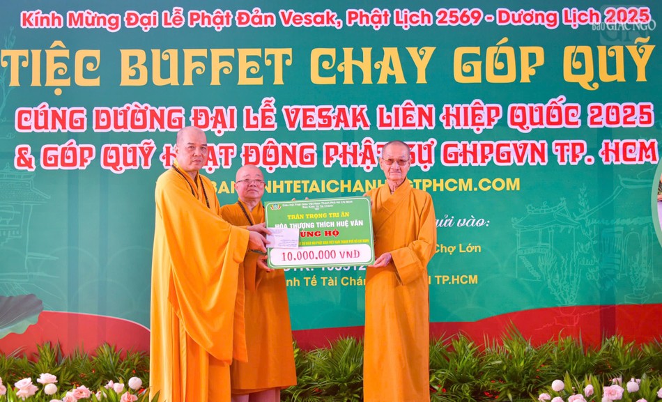 Hòa thượng Thích Huệ Văn trao ủng hộ chương trình