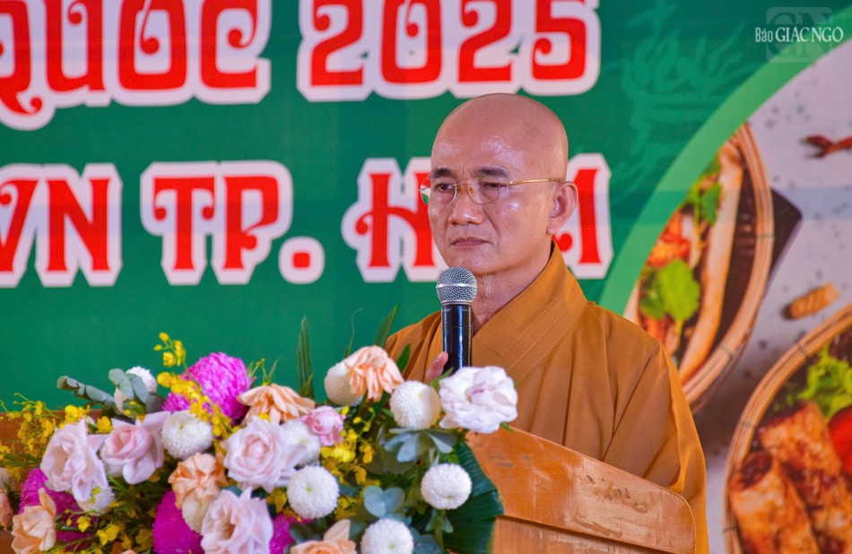 Thượng tọa Thích Thiện Quý đại diện Ban Trị sự TP.HCM phát biểu tại chương trình