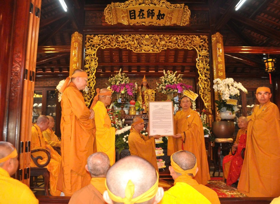Thượng tọa Thích Thiện Phước trao quyết định bổ nhiệm cho Đại đức tân trụ trì Thượng tọa Thích Thiện Phước trao quyết định bổ nhiệm cho Đại đức tân trụ trì