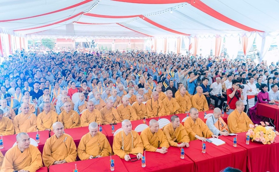 Chư tôn đức Tăng Ni, đại diện chính quyền các cấp và Phật tử tham dự