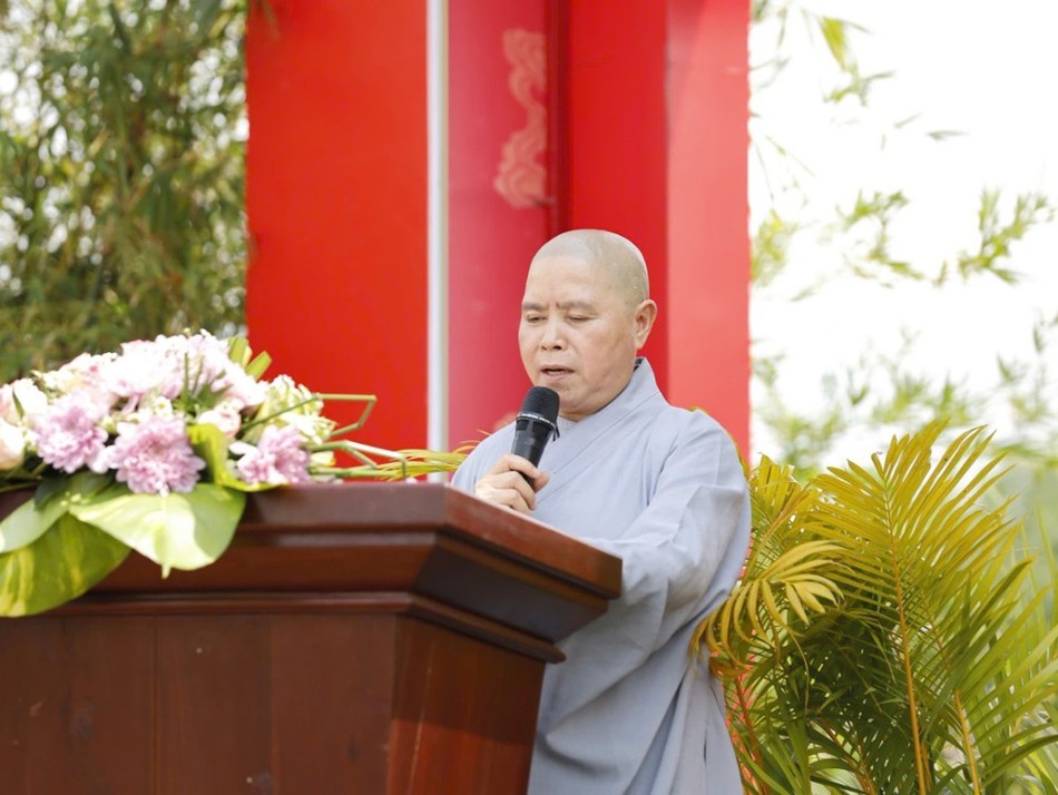 Ni sư Thích nữ Như Hiền, Trưởng ban Tổ chức phát biểu tại Phiên chợ 0 đồng Ni sư Thích nữ Như Hiền, Trưởng ban Tổ chức phát biểu tại Phiên chợ 0 đồng