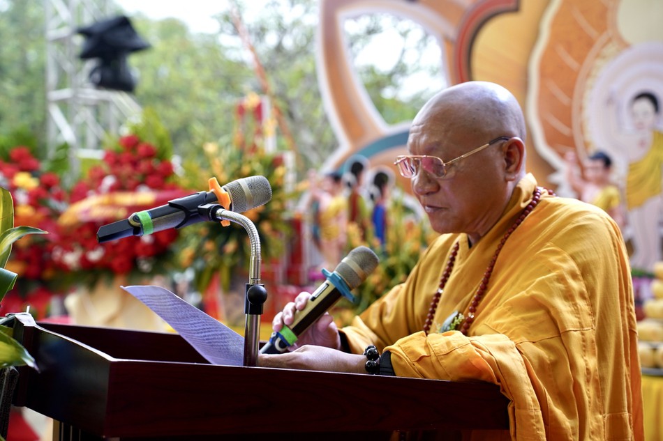 Hòa thượng Thích Gia Quang đọc Diễn văn Phật đản Hòa thượng Thích Gia Quang đọc Diễn văn Phật đản