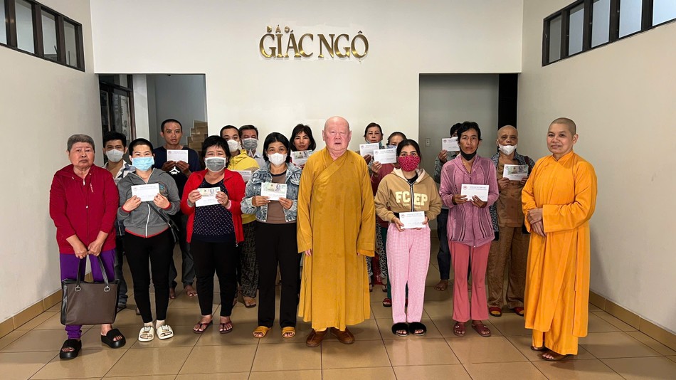 Hòa thượng Thích Duy Trấn cùng Ni sư Thích nữ Thông Liên trao tiền của bạn đọc hỗ trợ bệnh nhân đăng trên mục Mở rộng lòng từ của báo - Ảnh: Ban TTXH BGN Hòa thượng Thích Duy Trấn cùng Ni sư Thích nữ Thông Liên trao tiền của bạn đọc hỗ trợ bệnh nhân đăng trên mục Mở rộng lòng từ của báo - Ảnh: Ban TTXH BGN