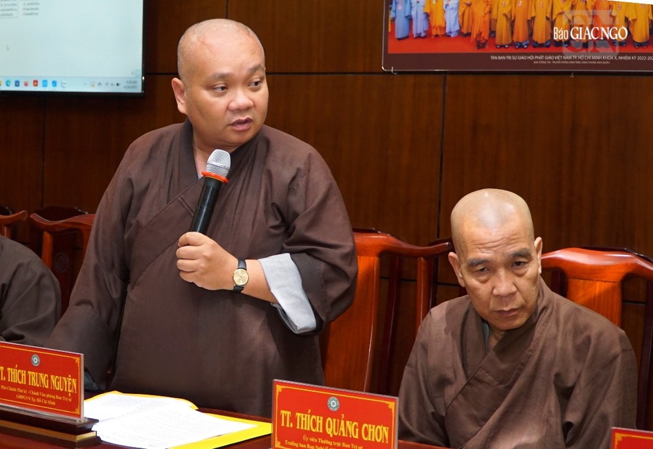 Thượng tọa Thích Trung Nguyện báo cáo về xe hoa cung rước Đức Phật đản sinh Thượng tọa Thích Trung Nguyện báo cáo về xe hoa cung rước Đức Phật đản sinh