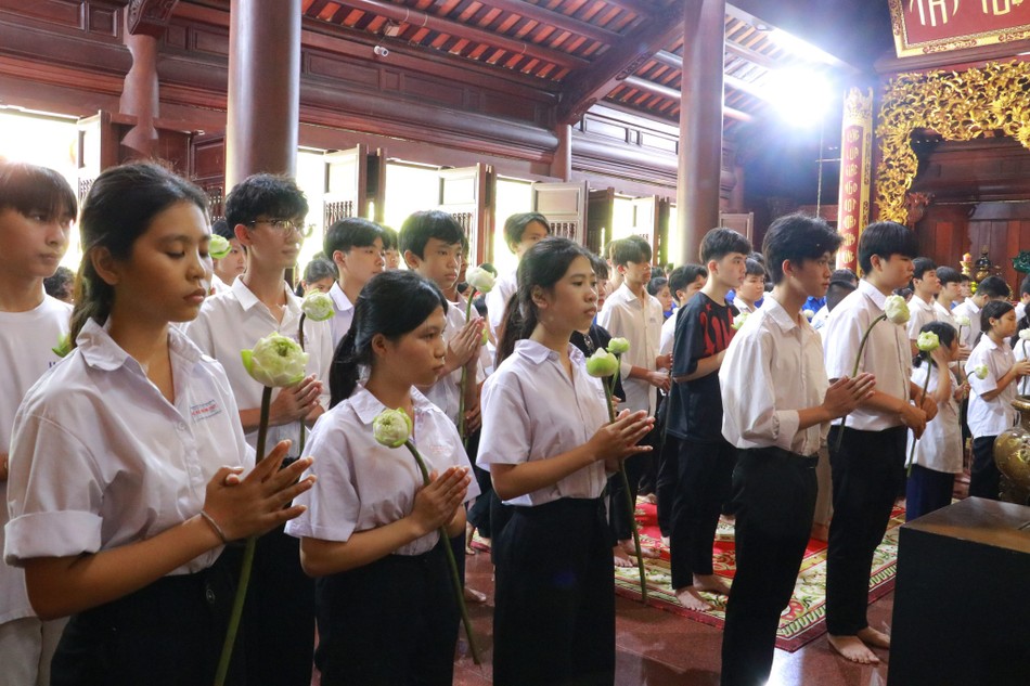 Khóa sinh tham dự lễ tưởng niệm nhân Kỷ niệm 50 năm ngày Giải phóng miền nam, thống nhất đất nước Khóa sinh tham dự lễ tưởng niệm nhân Kỷ niệm 50 năm ngày Giải phóng miền nam, thống nhất đất nước