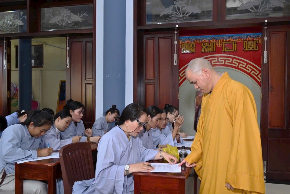 Phật tử làm bài thi