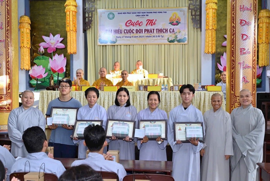 Ban Tổ chức trao giải đến các Phật tử