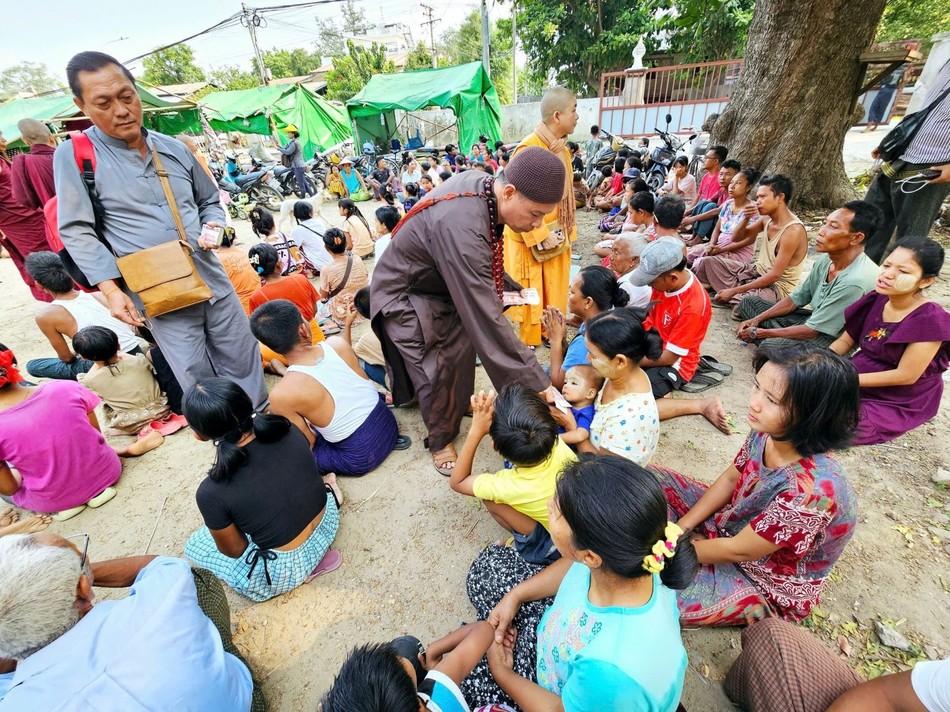 Thượng tọa Thích Minh Trí thăm, tặng quà đến người dân đang tỵ nạn do động đất