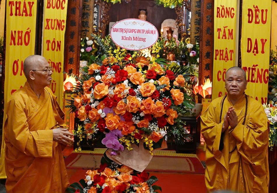 Đại diện Ban Trị sự GHPGVN TP.Hà Nội tặng hoa chúc mừng