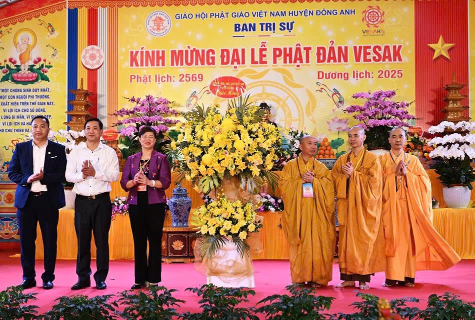 Tặng hoa chúc mừng Phật đản Tặng hoa chúc mừng Phật đản