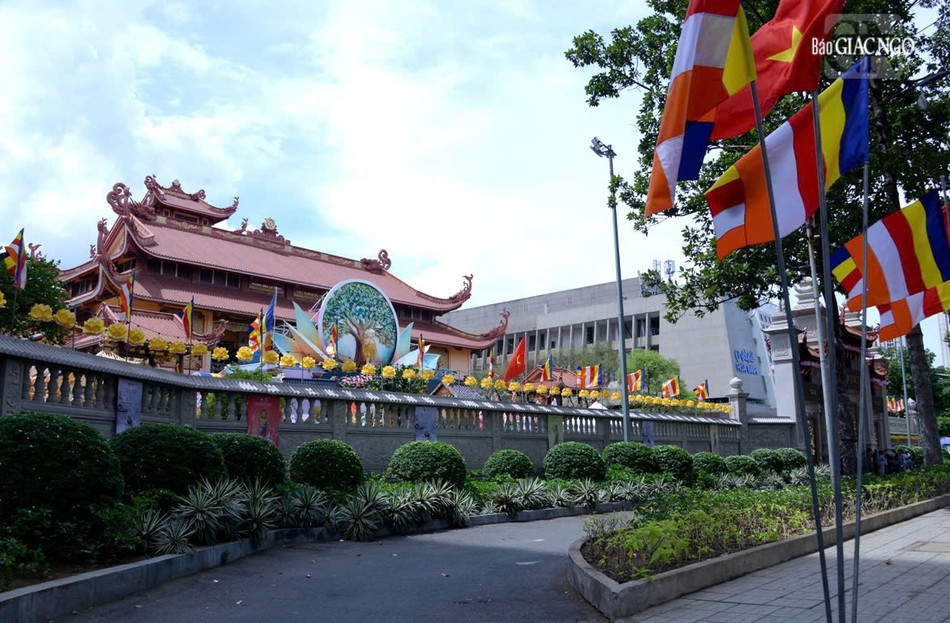 Việt Nam Quốc Tự nhìn từ đường 3/2