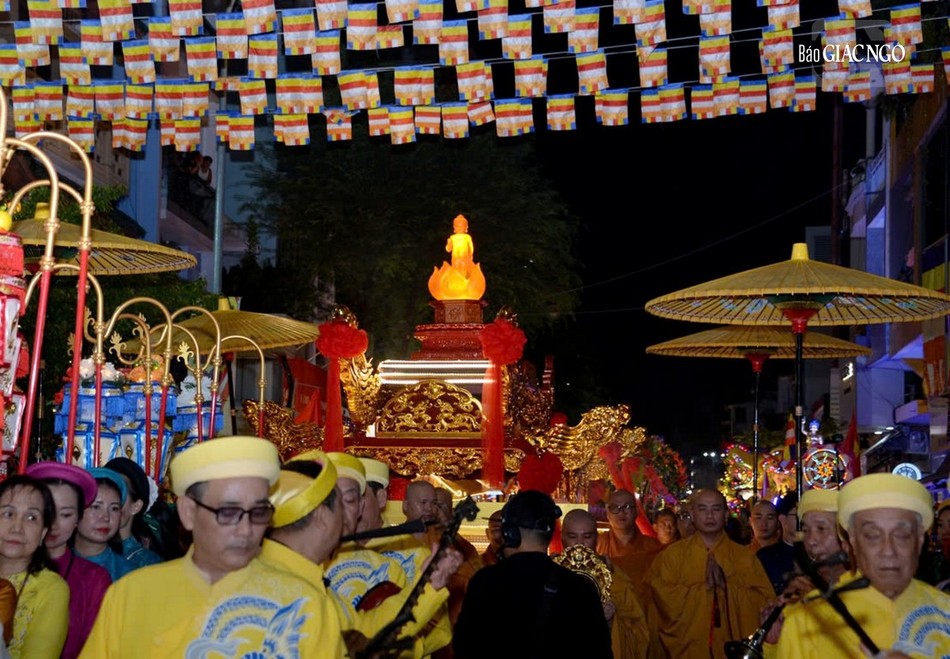 Cung thỉnh tôn tượng Đức Phật sơ sinh từ tổ đình Ấn Quang về Việt Nam Quốc Tự