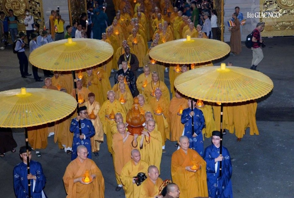 Chư tôn đức trang nghiêm cung thỉnh tôn tượng Đức Phật đản sinh