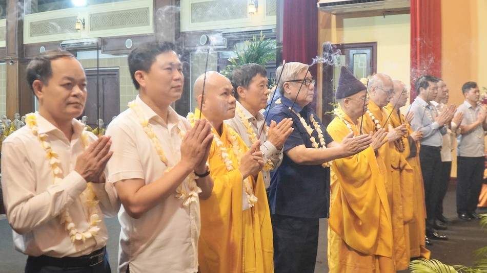 Chư tôn đức, các giáo sư, đại biểu niêm hương bạch Phật, đỉnh lễ Tam bảo Chư tôn đức, các giáo sư, đại biểu niêm hương bạch Phật, đỉnh lễ Tam bảo