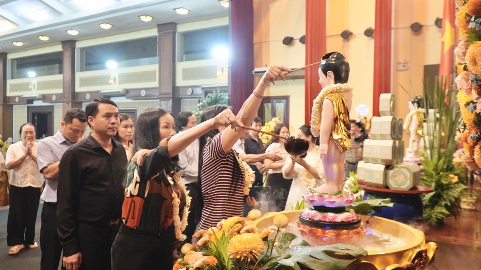 Thực hiện Lễ Tắm Phật truyền thống Thực hiện Lễ Tắm Phật truyền thống