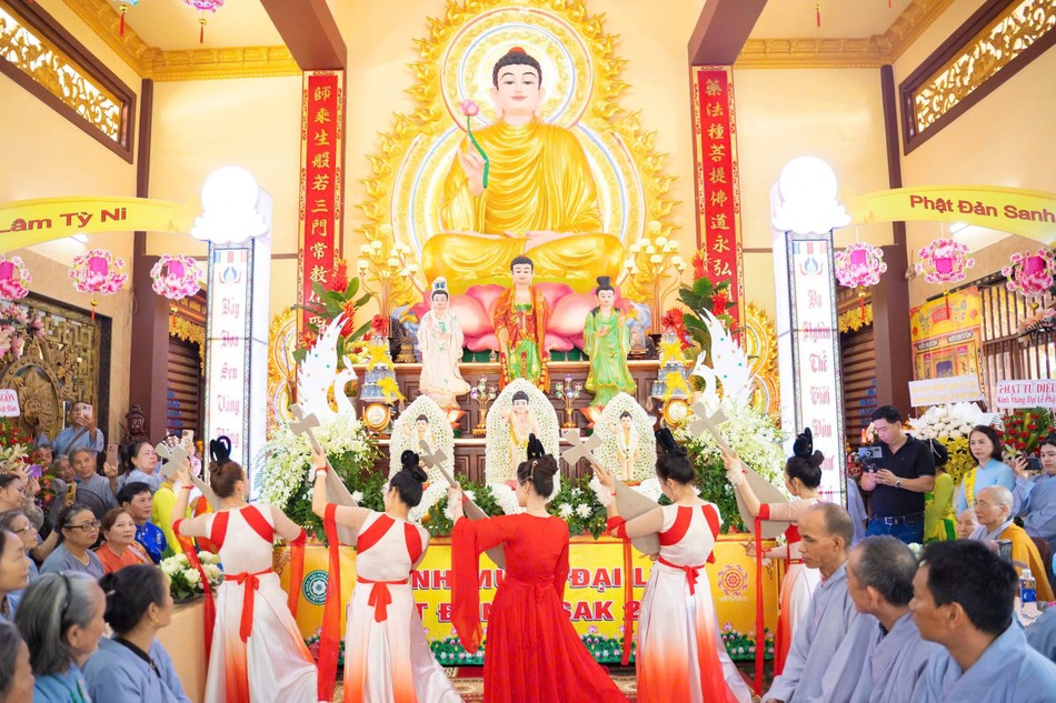 Tiết mục dàn dựng lại cảnh Lâm-tỳ-ni nơi Đức Phật đản sanh