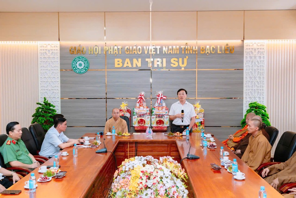 Ông Huỳnh Hữu Trí chúc mừng Phật đản đến Ban Trị sự GHPGVN tỉnh Bạc Liêu