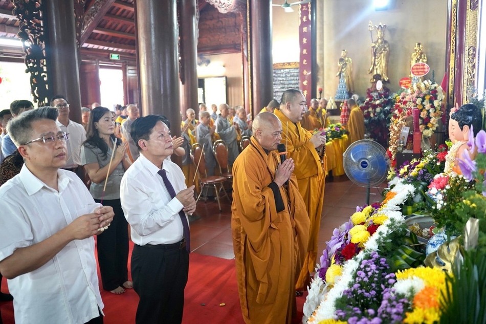 Chư tôn đức cùng đại biểu dâng hương Tam bảo Chư tôn đức cùng đại biểu dâng hương Tam bảo