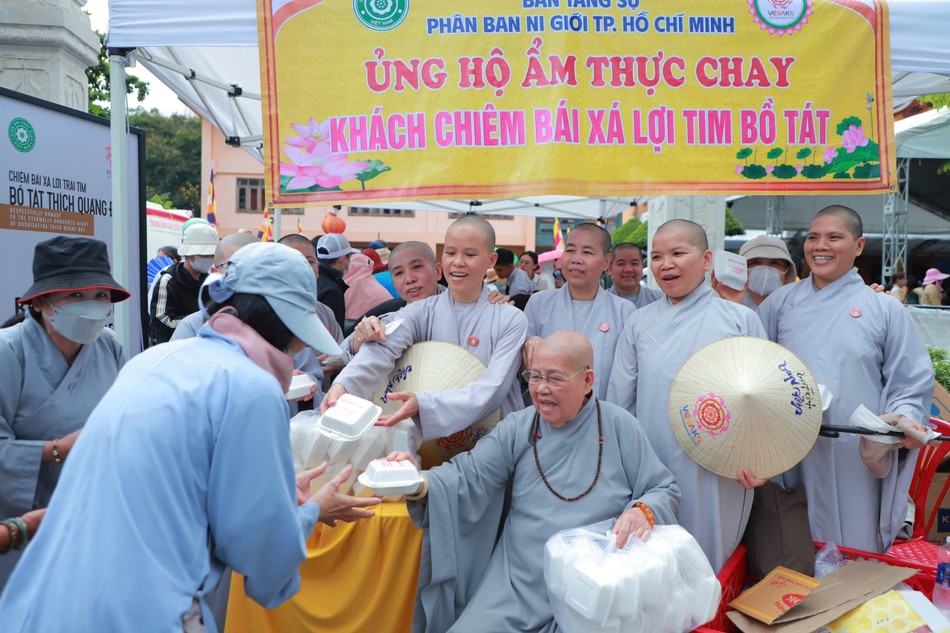 Ni trưởng Thích nữ Từ Nhẫn, Phó Trưởng Phân ban Ni giới T.Ư, Trưởng Phân ban Ni giới TP.HCM trao suất ăn đến Phật tử