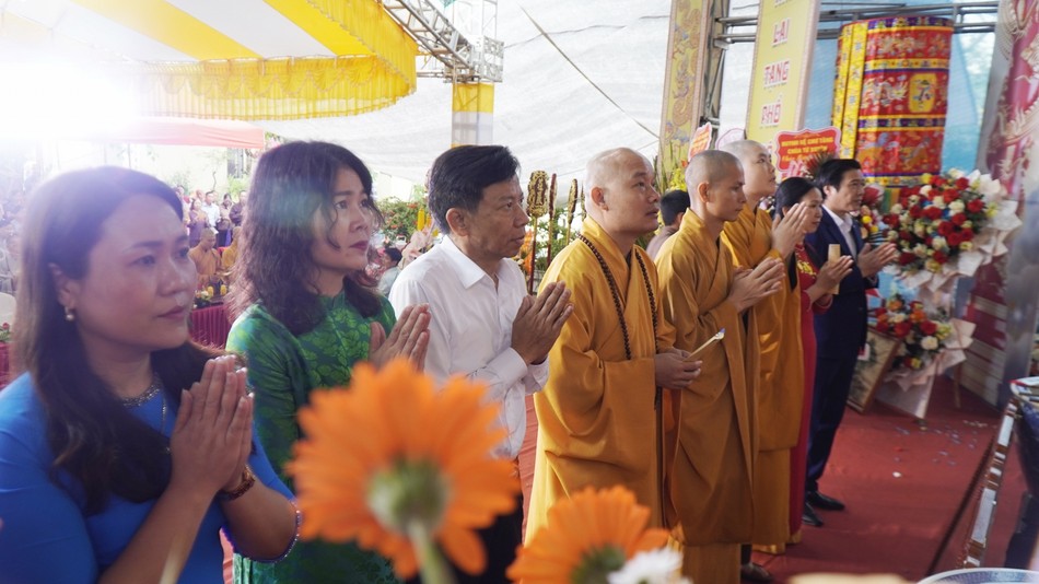 Chư tôn đức, đại biểu và toàn thể đại chúng đã niêm hương bạch Phật, đỉnh lễ Tam bảo Chư tôn đức, đại biểu và toàn thể đại chúng đã niêm hương bạch Phật, đỉnh lễ Tam bảo