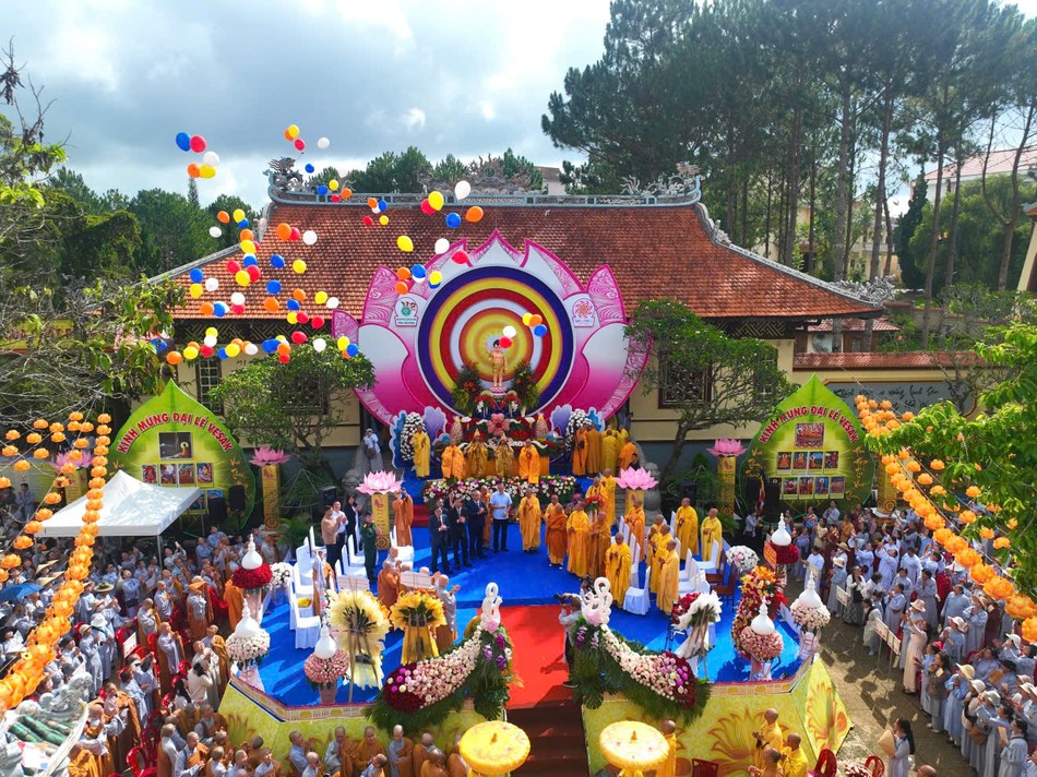 Chư tôn đức giáo phẩm và quan khách thả bong bóng bay cầu nguyện hòa bình Chư tôn đức giáo phẩm và quan khách thả bong bóng bay cầu nguyện hòa bình