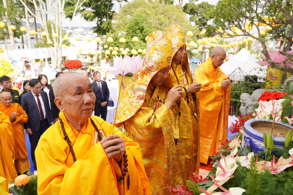 Chư tôn đức dâng hương Tam bảo Chư tôn đức dâng hương Tam bảo