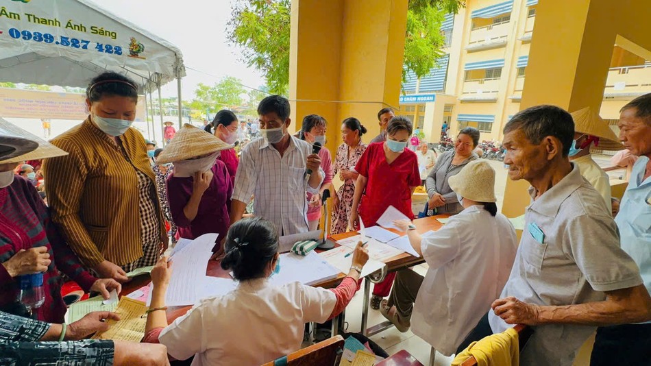 Bàn tiếp thận bệnh nhân