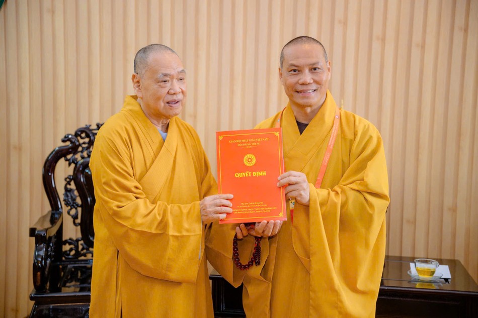 Trưởng lão Hòa thượng Thích Thiện Pháp trao quyết định bổ nhiệm Thượng tọa Thích Trí Chơn Trưởng lão Hòa thượng Thích Thiện Pháp trao quyết định bổ nhiệm Thượng tọa Thích Trí Chơn