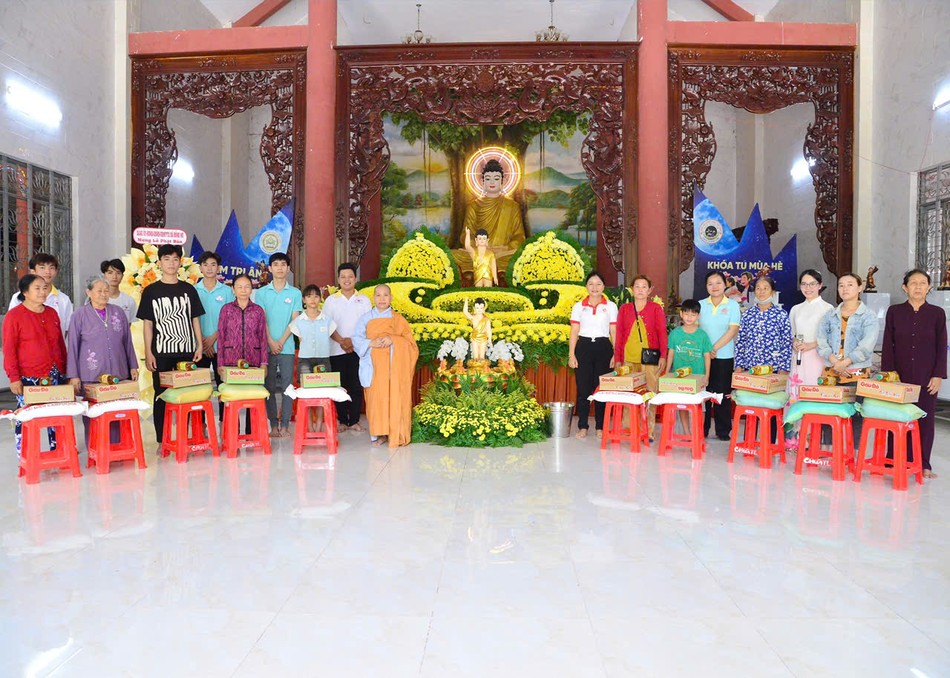 Trao 50 suất quà đến hộ nghèo Trao 50 suất quà đến hộ nghèo